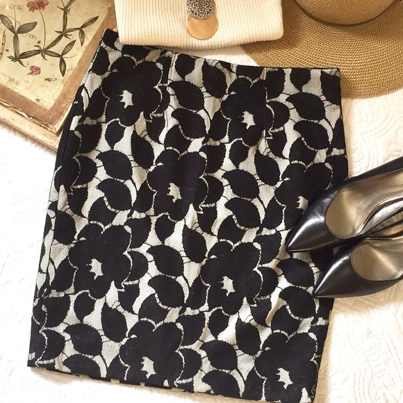 Ann Taylor Dresses & Skirts - Ann Taylor Bonded Lace Pencil Skirt